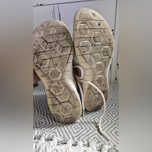 Nike gold and white womens size 9 - Picture 4 of 4